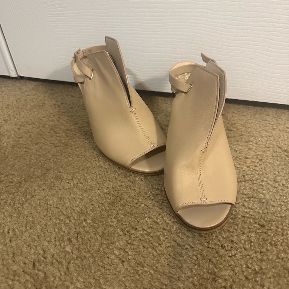 Vince Camuto peep toe sling back heels. - Picture 2 of 3